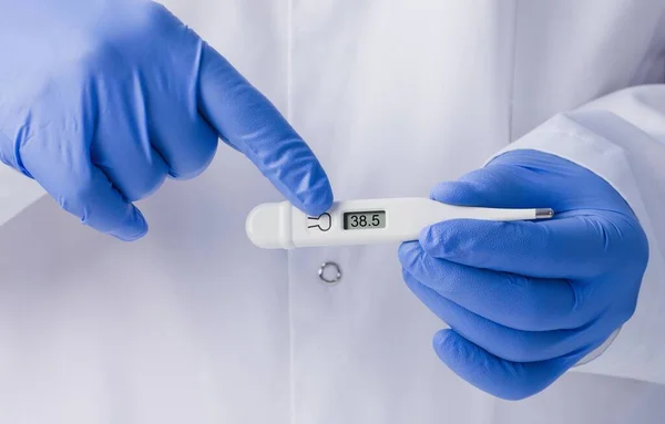 Coronavirus Symptomen Digitale Thermometer Meettemperatuur Close — Stockfoto