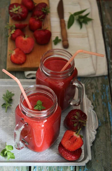 Smoothie aux fraises, style rustique, mise au point sélective — Photo