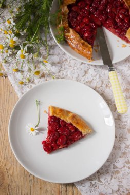 Beyaz bir arka plan üzerinde kiraz Galette'ye