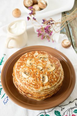 Ekşi krema ve mantarlı krep yığını