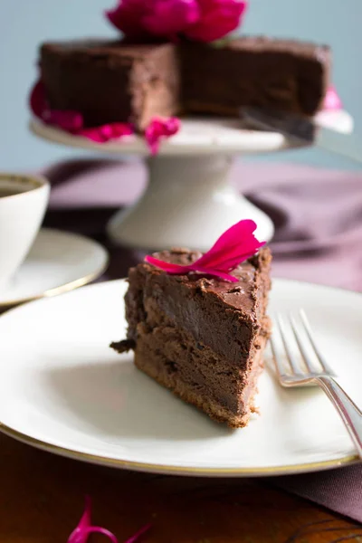 Домашній шоколадний торт з чорносливом . — стокове фото
