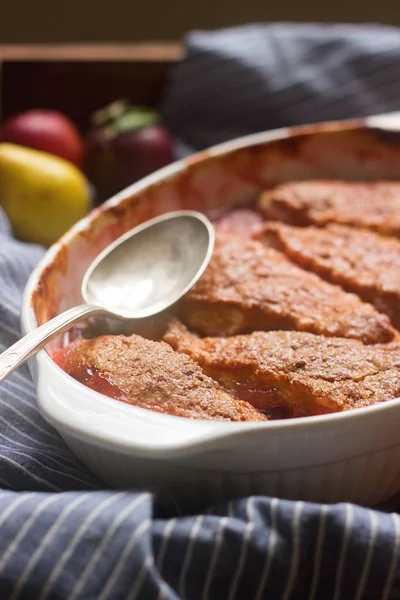 Cobbler com recheio de frutas, estilo rústico, foco seletivo — Fotografia de Stock