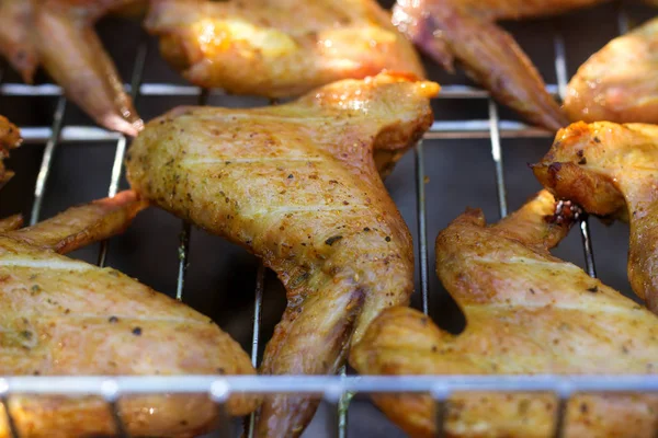 Csirkeszárnyak Barbecue grill-és tűz — Stock Fotó