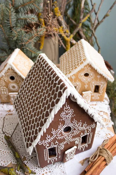 姜饼屋，自制，与背景，垂直的圣诞树 — 图库照片