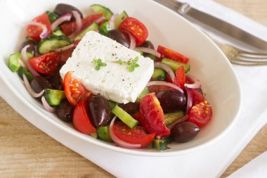 Taze sebze, beyaz peynir ve zeytin geleneksel Yunan salatası.
