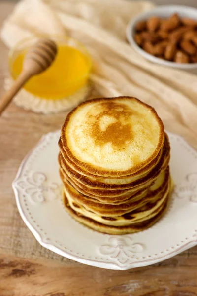 Homemade pancakes with honey and nuts, breakfast. — Stock Photo, Image