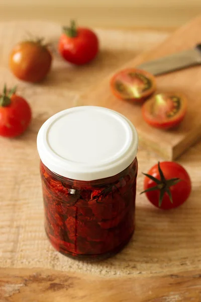 Сушеные на солнце помидоры с оливковым маслом в банке — стоковое фото