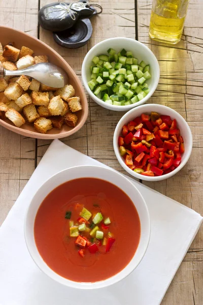 Gazpacho es una sopa hecha de verduras crudas y servida fría . — Foto de Stock
