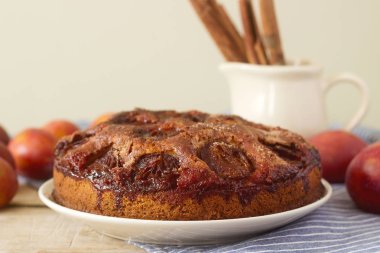 Erik pasta ya da kek tarçın ve şeker. New York Times gazetesinden erikli kek. Seçici odak.