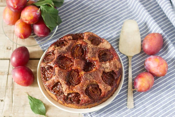 Tarta de ciruela o pastel con canela y azúcar. Pastel de ciruela del periódico New York Times. Enfoque selectivo . — Foto de Stock