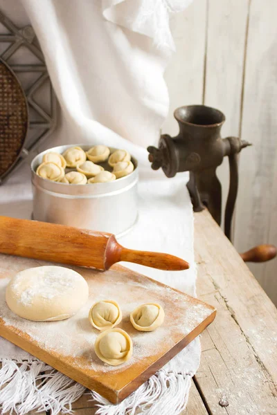 Традиционные пельмени или клецки на разделочной доске. Домашнее приготовление пищи. — стоковое фото