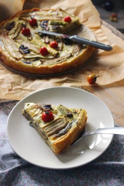 Ev yapımı vejetaryen pasta renkli haddelenmiş sebze ile