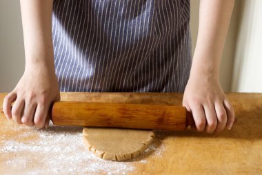 Kadın haddeleme hamur gingerbread için.