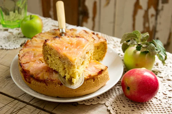 Tarta de manzana y manzanas en una mesa de madera. Estilo rústico, enfoque selectivo . — Foto de Stock