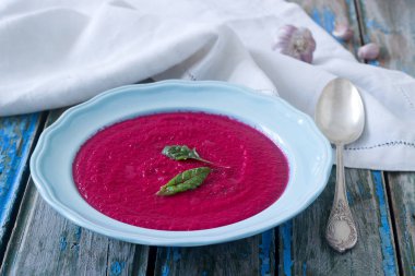 Pancar krem sarımsak çorbası. Rustik tarzı, seçici odak.