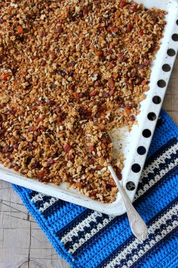 Ev granola tepsisine bir beyaz. Rustik tarzı, seçici odak.