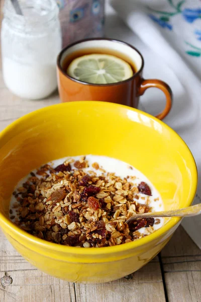 Granola casera con yogur y té con limón. Un desayuno útil. Estilo rústico, enfoque selectivo . —  Fotos de Stock