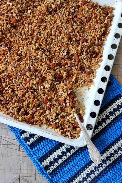 Ev granola tepsisine bir beyaz. Rustik tarzı, seçici odak.