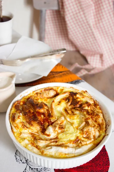 Geleneksel Bulgar pasta Banitsa Yunan yoğurt ile. Yararlı kahvaltı. Rustik tarzı, seçici odak. — Stok fotoğraf