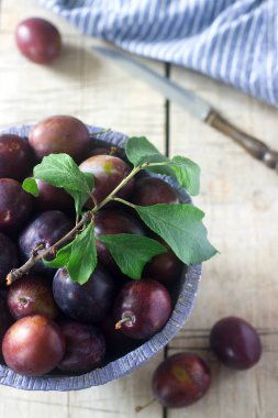 Erik ahşap bir masa üzerinde bir kil kase. Rustik tarzı, seçici odak.