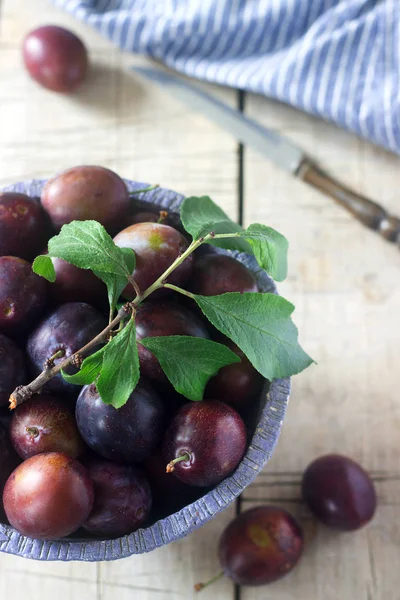Erik ahşap bir masa üzerinde bir kil kase. Rustik tarzı, seçici odak.