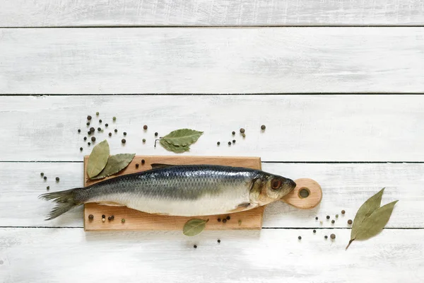 Ahşap bir gemide baharat ile ringa balığı. Arka plan. Rustik tarzı, seçici odak.