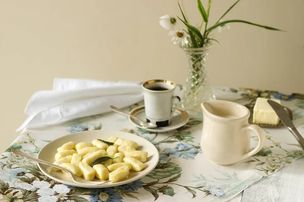 Hausgemachte Quark-Gnocchi oder Vareniki mit Salbeiöl. nützliches Frühstück. Gnocchi, Kaffee, Milch. rustikaler Stil, selektiver Fokus. — Stockfoto