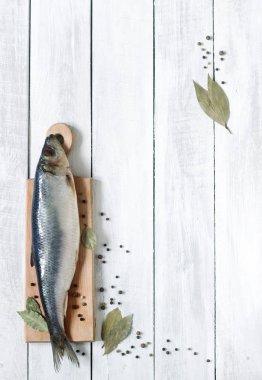 Ahşap bir gemide baharat ile ringa balığı. Arka plan. Rustik tarzı, seçici odak.