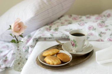 Madeleine, kahve ile görev yaptı. Geleneksel Fransız hamur işleri. Romantik kahvaltı. Stil ryustik, seçici odak.