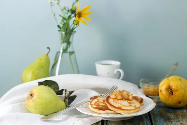 Pfannkuchen mit Birnenkompott, Frühstück. rustikaler Stil, selektiver Fokus. — Stockfoto