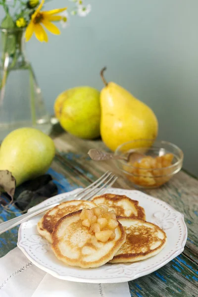 Pfannkuchen mit Birnenkompott, Frühstück. rustikaler Stil, selektiver Fokus. — Stockfoto