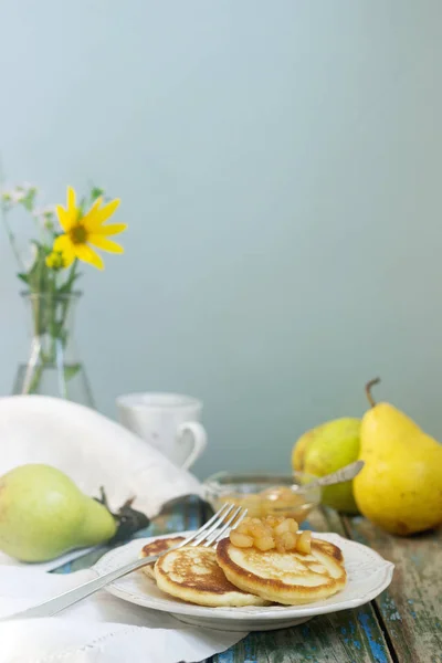 Pancake with pear compote, breakfast. Rustic style, selective focus. — Stock Photo, Image