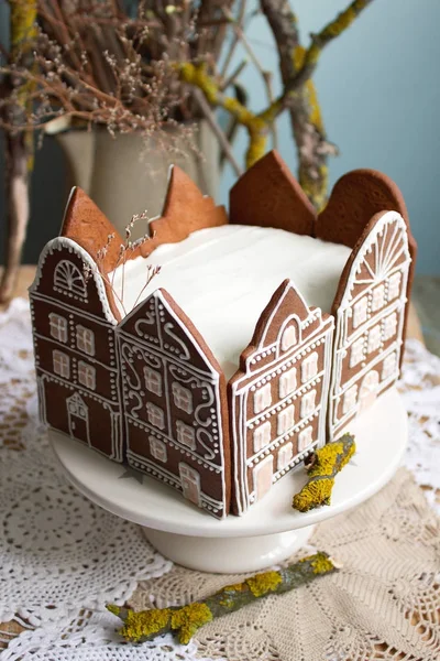 Медовий торт прикрашений пряниковими будиночками. Стиль русичності, вибірковий фокус . — стокове фото