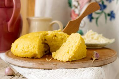 Mamaliaga veya polenta, Moldova, Romanya, Macaristan ve Ukrayna mutfağından geleneksel yemeği. Mısır unu üzerinden yulaf lapası. Brynza, ekşi krema ve sarımsak sosu ile servis.