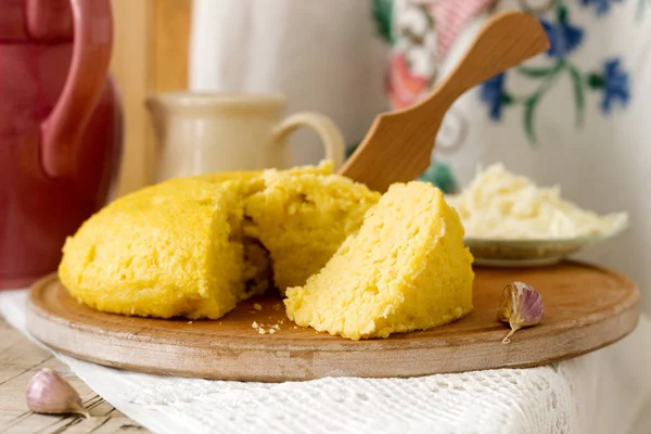 Mamaliaga sau polenta, un fel de mâncare tradițional din bucătăria moldovenească, română, maghiară și ucraineană. Terci din făină de porumb. Servit cu brynza, smântână și sos de usturoi . — Fotografie, imagine de stoc