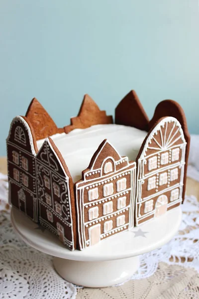 Κέικ μελιού διακοσμημένα με τα σπίτια μελόψωμο. Ρουστίκ στιλ, επιλεκτική εστίαση. — Φωτογραφία Αρχείου