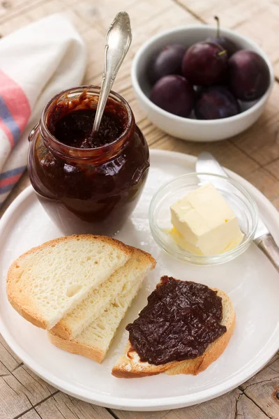 Hausgemachte Pflaumenmarmelade mit Schokolade. Toast mit Marmelade. rustikaler Stil, selektiver Fokus. — Stockfoto