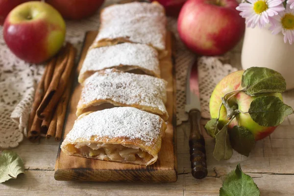 Zelfgemaakte strudel met appels. — Stockfoto