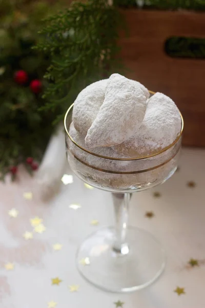 Galletas de Navidad crescents de vainilla en decoración festiva . — Foto de Stock