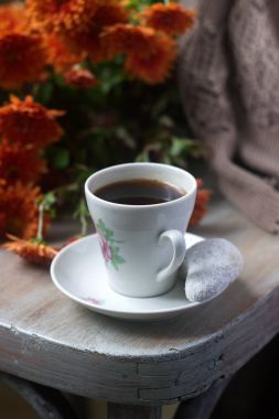 Kahve, ev yapımı bisküvi vanilya Hilal, krizantem ve ekose sonbahar natürmort.