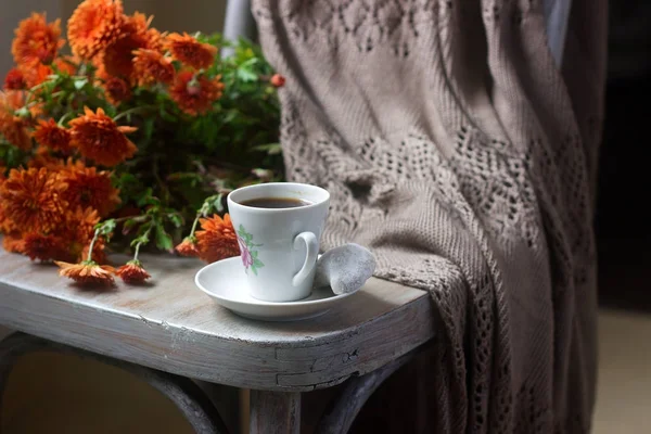 Herbst-Stillleben mit Kaffee, hausgemachten Keksen Vanillehörnchen, Chrysanthemen und Karo. — Stockfoto