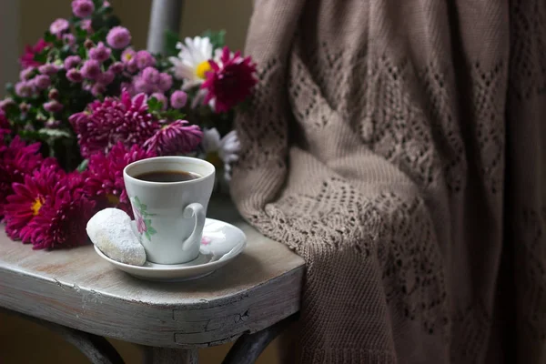 Осенний натюрморт с кофе, домашнее печенье ванильные полумесяца, хризантемы и клетчатый . — стоковое фото