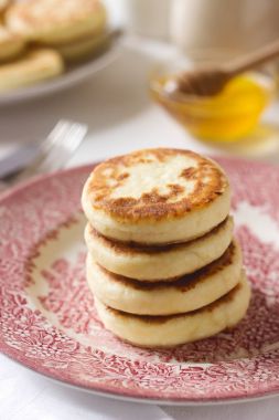 Süzme peynirli gözleme, bal ve ekşi krema ile ev yapımı syrniki.