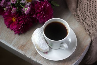 Kahve, ev yapımı bisküvi vanilya Hilal, krizantem ve ekose sonbahar natürmort.