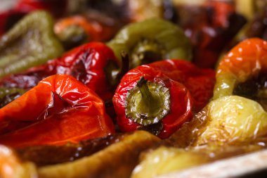 Biber bitkisel yağ ve bir fırın tepsisine otlar ile farklı renkteki pişmiş.