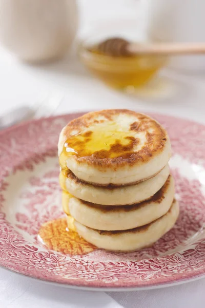 Cottage cheese pancakes, homemade syrniki with honey and sour cream. — Stock Photo, Image
