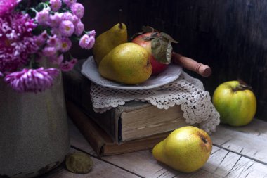 Armut, elma, krizantem ve kitaplar ile sonbahar natürmort. Rustik tarzı.