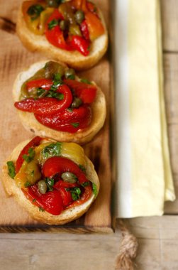 Taze ve lezzetli bruschetta turşu biber, Kapari ve maydanoz ile.
