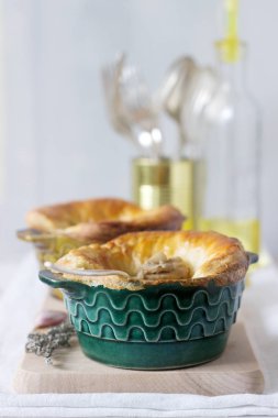 Bireysel seramik formlarda pişirilmiş mantarlı tavuklu böreği. Rustik tarzı.