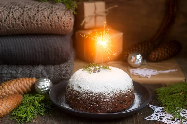 Рождественский торт или пудинг в праздничном оформлении . — стоковое фото